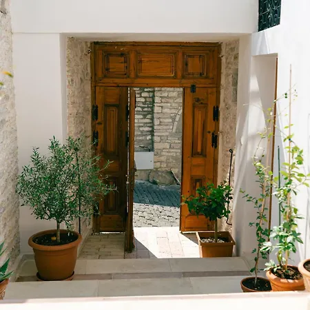بيت ضيافة Petrichor Gjirokastër